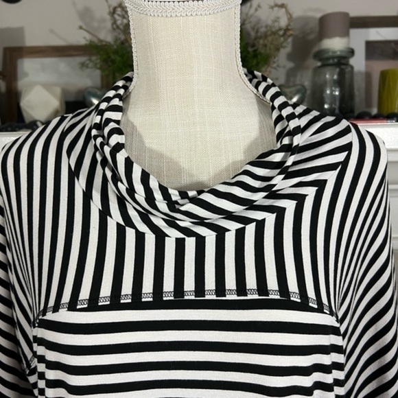 ST.JOHN Luxury Viscose Black And White Striped Tunic Top With Cowl Neck - Picture 3 of 16